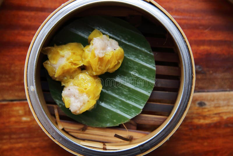 Dim sum cocido al vapor chino de las bolas de masa hervida del cerdo imágenes de archivo libres de regalías Dim sum cocido al vapor chino de las bolas de masa hervida del cerdo imágenes de archivo libres de regalías
