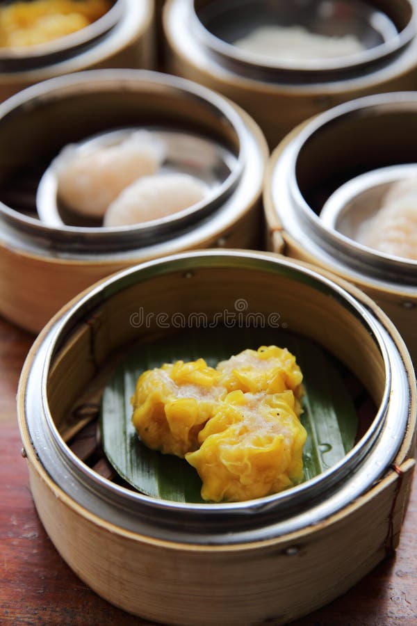 Dim sum cuit à la vapeur chinois de boulettes de porc photo libre de droits Dim sum cuit à la vapeur chinois de boulettes de porc photo libre de droits