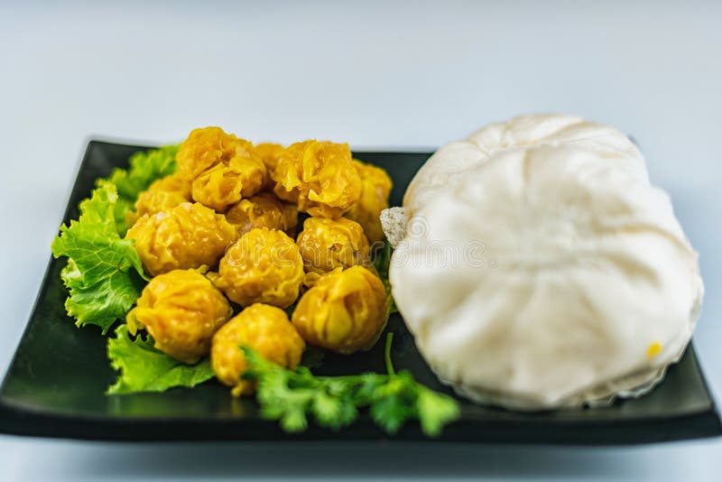 Dim sum - gnocchi cotti a vapore e panini cinesi cotti a vapore fotografia stock libera da diritti Dim sum - gnocchi cotti a vapore e panini cinesi cotti a vapore fotografia stock libera da diritti