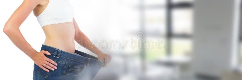 Dimagrisca i jeans sani della tenuta della donna che si adattano dalla finestra immagine stock Dimagrisca i jeans sani della tenuta della donna che si adattano dalla finestra immagine stock