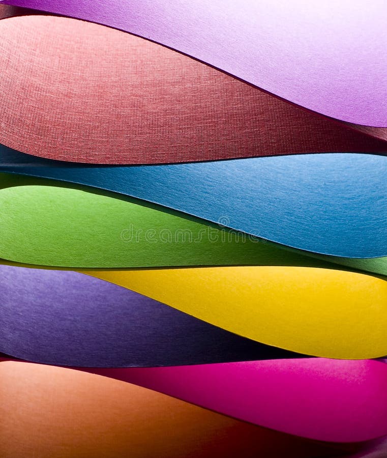 Formas de papel de color en el fondo fotos de archivo