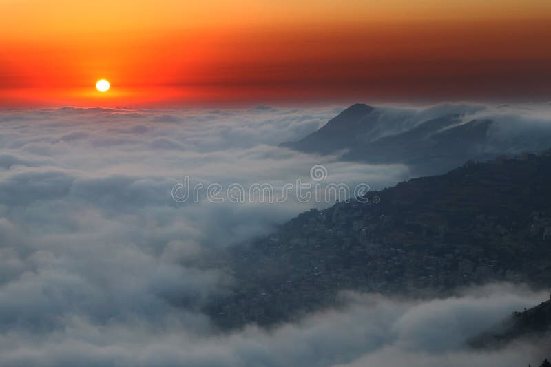 Dimma, Solnedgång och Bcharreh royaltyfri fotografi