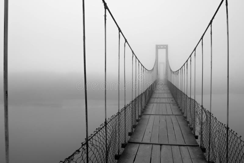 Dimma bildades på en bro royaltyfri bild