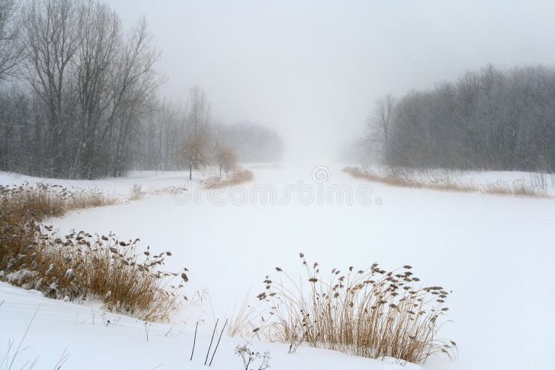 Dimmig vinter för häftig snöstormogenomskinlighetslake