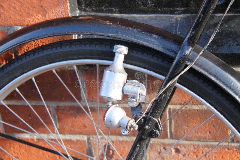 la dinamo sulla ruota della bicicletta
