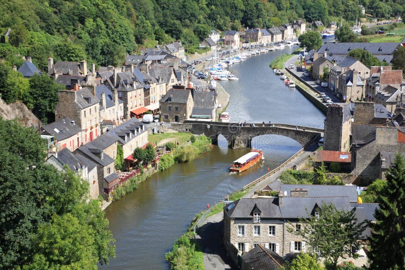 La ciudad de a su gótico puente sobre el,, Francia.