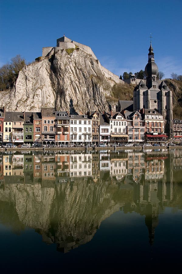 Escénico de municipio desplegado a través de un rio,, Bélgica.