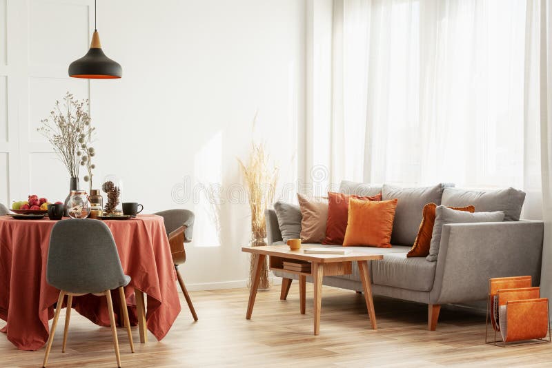 Diner et salon de l'espace ouvert avec le sofa et la table scandinaves gris avec des chaises images stock Diner et salon de l'espace ouvert avec le sofa et la table scandinaves gris avec des chaises images stock