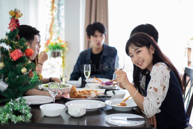 Diner met Aziatische Groep beste vrienden die avond van dranken genieten stock afbeelding Diner met Aziatische Groep beste vrienden die avond van dranken genieten stock afbeelding