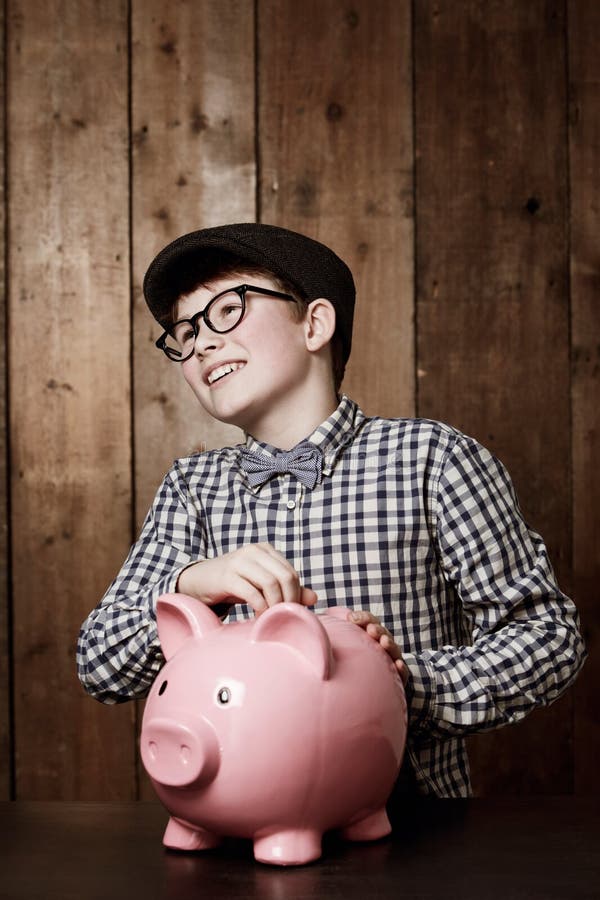 Dinero de banco de cerdo y niño con crecimiento del ahorro o planificación de la inversión o aprendizaje en casa. presupuesto y ni imagenes de archivo