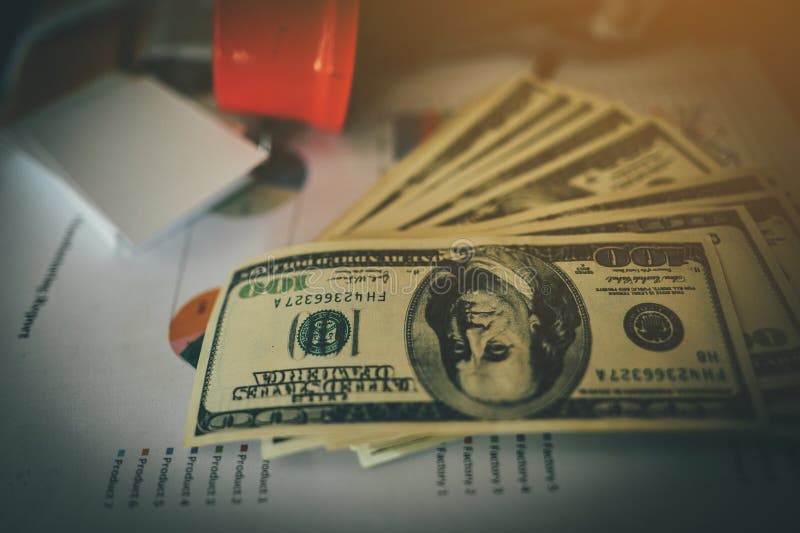 Dinero del ahorro para el futuro Ideas del ahorro del dinero de Doing Business en el futuro foto de archivo Dinero del ahorro para el futuro Ideas del ahorro del dinero de Doing Business en el futuro foto de archivo