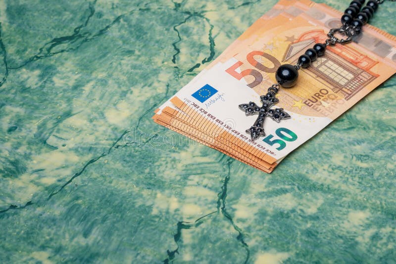 Dinero euro y rosario negro imágenes de archivo libres de regalías Dinero euro y rosario negro imágenes de archivo libres de regalías