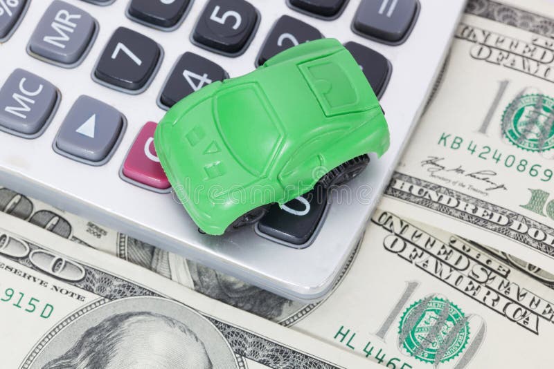 Dinero y calculadora del coche Pagos y costes fotografía de archivo libre de regalías Dinero y calculadora del coche Pagos y costes fotografía de archivo libre de regalías