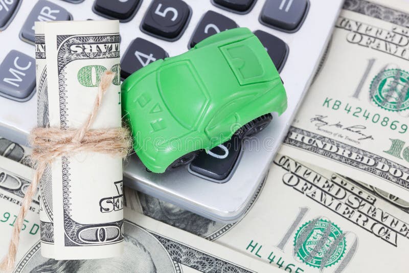 Dinero y calculadora del coche Pagos y costes foto de archivo libre de regalías Dinero y calculadora del coche Pagos y costes foto de archivo libre de regalías