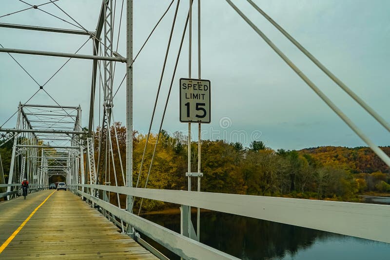 Dingmans-Landungsbrücke über dem Delaware River in den Poconos-Bergen, die Staat Pennsylvania und das New-Jersey anschließend, US stockfotos Dingmans-Landungsbrücke über dem Delaware River in den Poconos-Bergen, die Staat Pennsylvania und das New-Jersey anschließend, US stockfotos