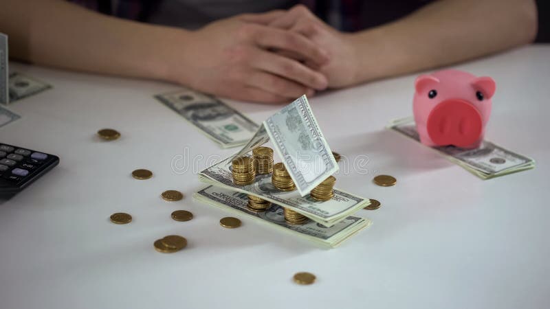 Dinheiro dobrado como a casa, símbolo da estabilidade financeira, economias para comprar a moradia fotos de stock royalty free Dinheiro dobrado como a casa, símbolo da estabilidade financeira, economias para comprar a moradia fotos de stock royalty free