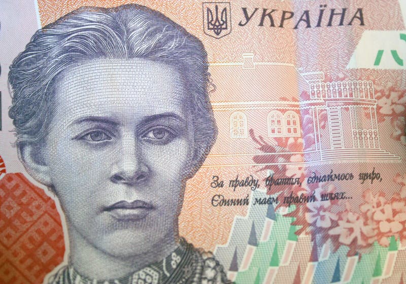Dinheiro ucraniano Cédula do hryvnia ucraniano Fundo de dois cem cédulas do hryvnia, moedas nas pilhas, close-up imagens de stock Dinheiro ucraniano Cédula do hryvnia ucraniano Fundo de dois cem cédulas do hryvnia, moedas nas pilhas, close-up imagens de stock