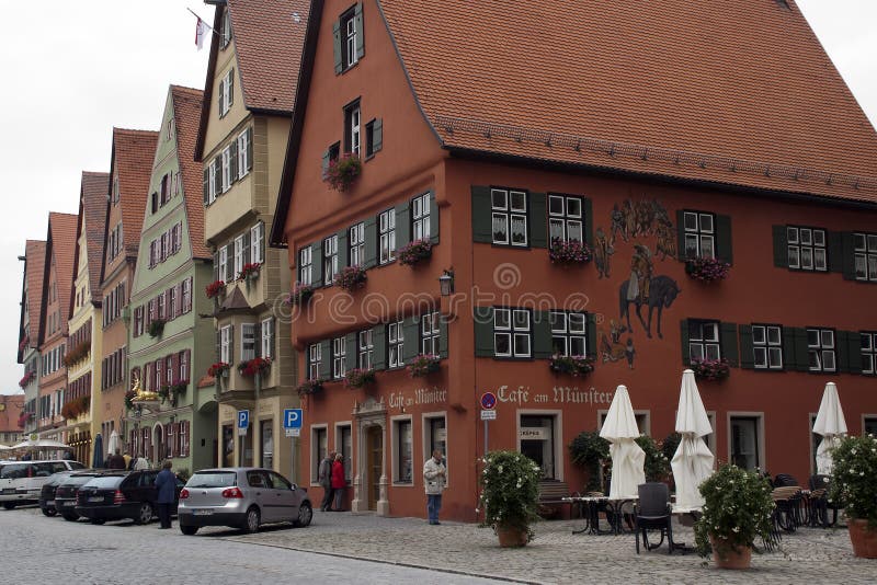 Dinkelsbuhl Allemagne le 14 septembre 2008, scène de rue avec les bâtiments traditionnels avec le signage peint images libres de droits Dinkelsbuhl Allemagne le 14 septembre 2008, scène de rue avec les bâtiments traditionnels avec le signage peint images libres de droits