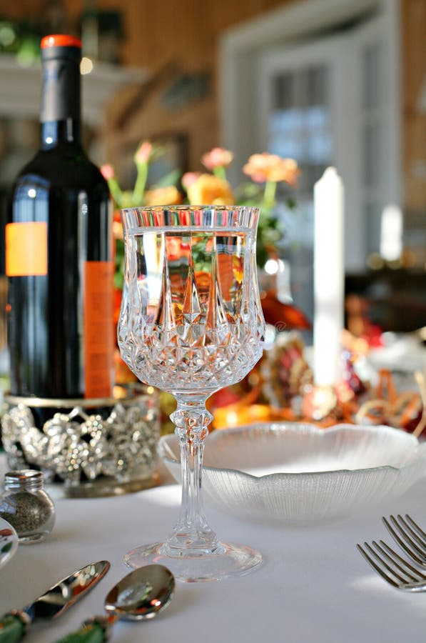 Un bellissimo set di tavolo con cristallo bicchiere di vino.