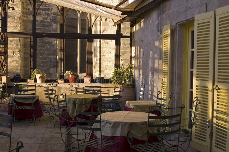 Dinning esterno a Avignon immagine stock libera da diritti Dinning esterno a Avignon immagine stock libera da diritti