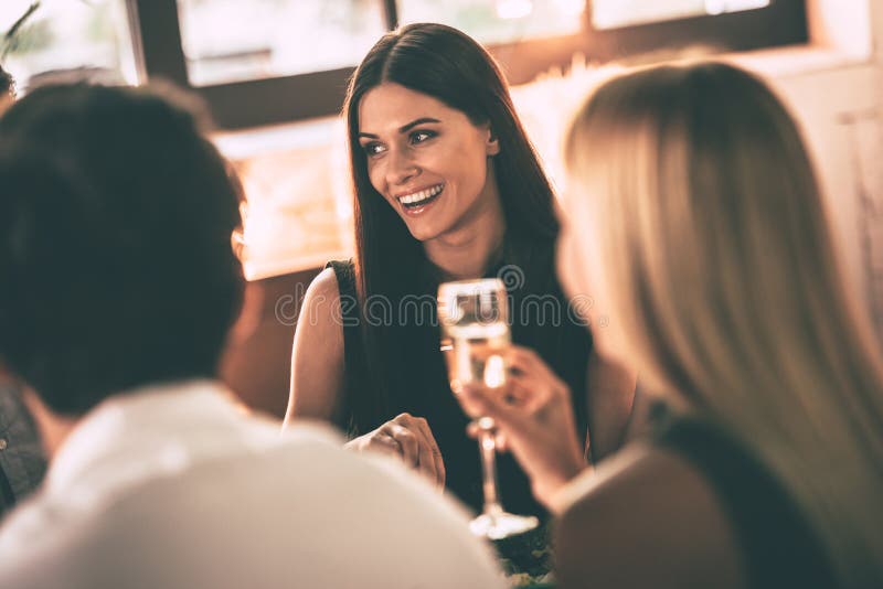 Dinning met vrienden stock foto Dinning met vrienden stock foto