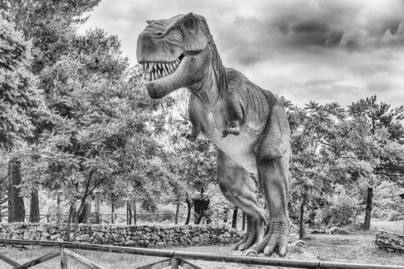 Dinosaure de Rex de tyrannosaure ? l'int?rieur d'un parc de Dino en Italie du sud photos libres de droits Dinosaure de Rex de tyrannosaure ? l'int?rieur d'un parc de Dino en Italie du sud photos libres de droits