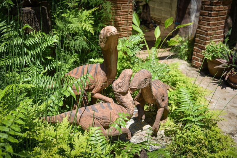 Dinosaure de statue dans le jardin photo libre de droits Dinosaure de statue dans le jardin photo libre de droits
