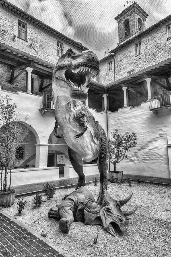 Dinosaurio, aka t-rex de Rex del tiranosaurio, en la exposición en Gubbio, Italia imagen de archivo libre de regalías Dinosaurio, aka t-rex de Rex del tiranosaurio, en la exposición en Gubbio, Italia imagen de archivo libre de regalías