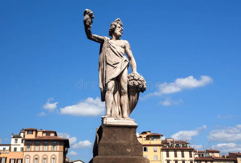 Dionysus skulpturanseende på gatan av Florence Guden av druva-skörden, winemakingen och vinet av Firenze, Italien royaltyfria bilder Dionysus skulpturanseende på gatan av Florence Guden av druva-skörden, winemakingen och vinet av Firenze, Italien royaltyfria bilder
