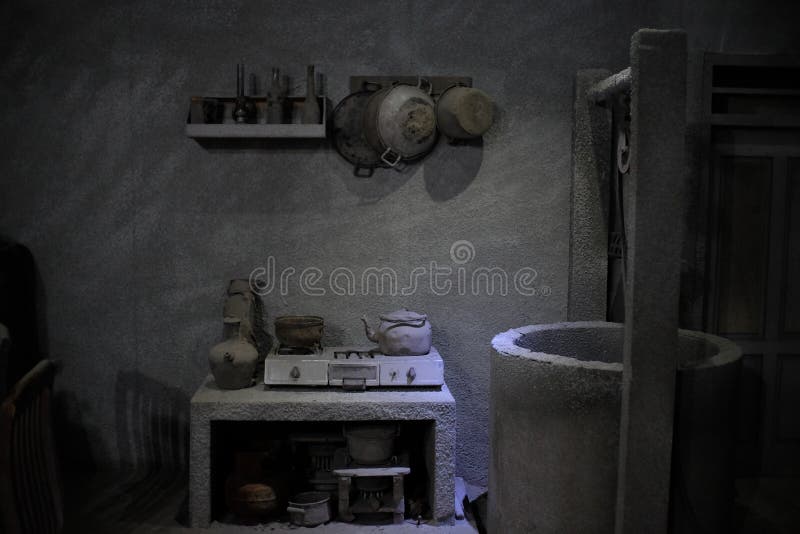 Dioramas de cozinha e poços de água de casas de vítimas de erupção de Merapi afetadas por chuva de cinzas vulcânicas imagem de stock royalty free Dioramas de cozinha e poços de água de casas de vítimas de erupção de Merapi afetadas por chuva de cinzas vulcânicas imagem de stock royalty free
