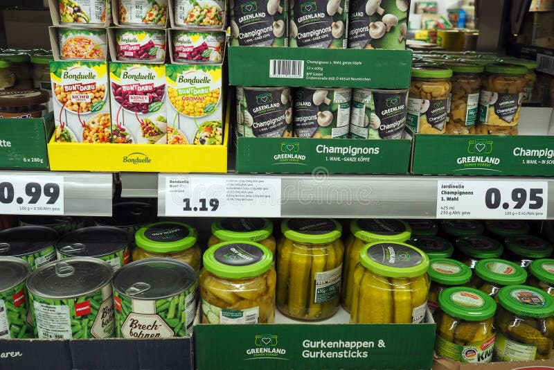 Dipartimento inscatolato delle verdure di un supermercato in Germania immagini stock libere da diritti Dipartimento inscatolato delle verdure di un supermercato in Germania immagini stock libere da diritti