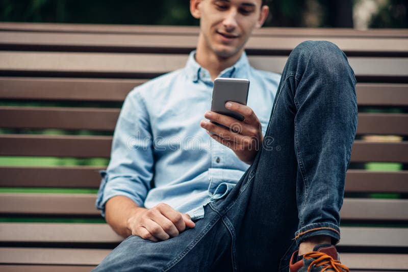 Dipendenza del telefono, uomo della persona dedita che per mezzo dello smartphone fotografia stock libera da diritti Dipendenza del telefono, uomo della persona dedita che per mezzo dello smartphone fotografia stock libera da diritti