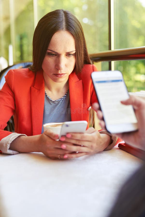 Dipendenza di Smartphone immagini stock libere da diritti Dipendenza di Smartphone immagini stock libere da diritti