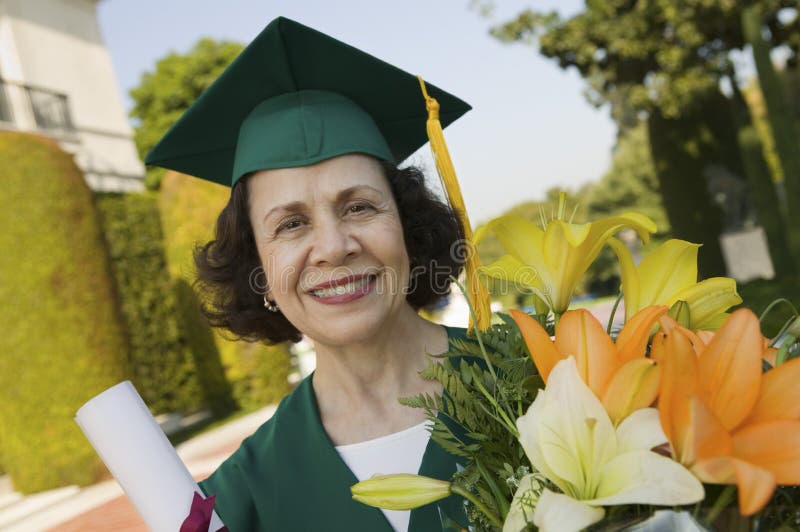 Diploma e fiori laureati della holding dell'anziano fotografia stock libera da diritti Diploma e fiori laureati della holding dell'anziano fotografia stock libera da diritti
