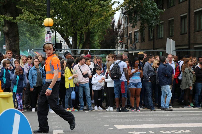 Directeur d'équipe de carnaval de Notting Hill en service sur une rue de centre de la ville pendant l'événement spécial images libres de droits Directeur d'équipe de carnaval de Notting Hill en service sur une rue de centre de la ville pendant l'événement spécial images libres de droits