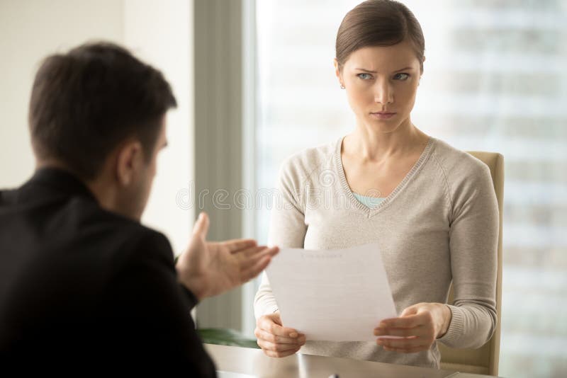 Directeur essayant de convaincre le client féminin douteux images libres de droits Directeur essayant de convaincre le client féminin douteux images libres de droits