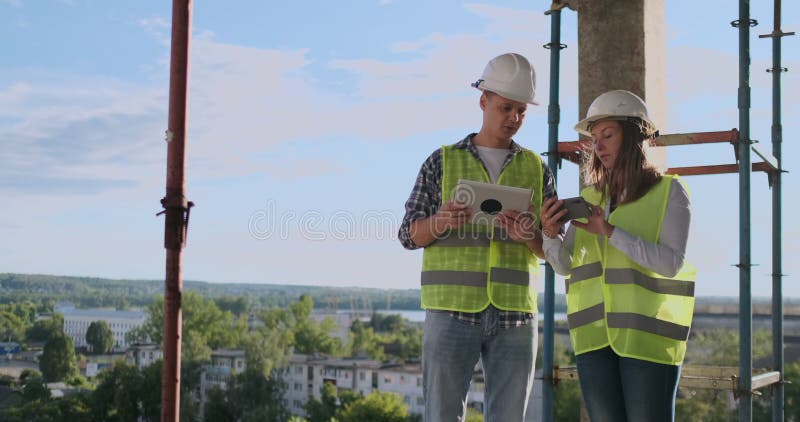 Directeur et ing?nieur de construction travaillant au chantier