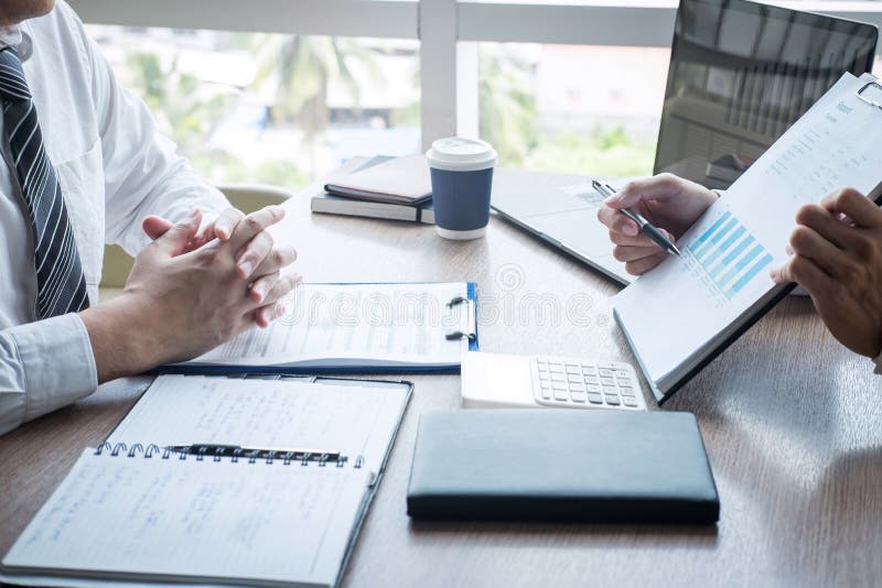 Directeur ex?cutif professionnel, associ? discutant le plan marketing d'id?es et le projet de pr?sentation de l'investissement ? photos libres de droits Directeur ex?cutif professionnel, associ? discutant le plan marketing d'id?es et le projet de pr?sentation de l'investissement ? photos libres de droits