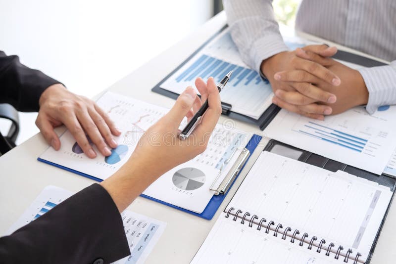 Directeur exécutif professionnel, associé discutant le plan marketing d'idées et le projet de présentation de l'investissement à photographie stock libre de droits Directeur exécutif professionnel, associé discutant le plan marketing d'idées et le projet de présentation de l'investissement à photographie stock libre de droits