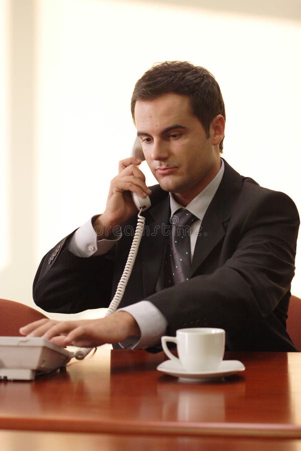 Directeur op telefoon stock afbeeldingen Directeur op telefoon stock afbeeldingen