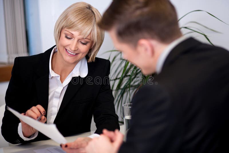 Directeur travaillant avec son secrétaire images stock Directeur travaillant avec son secrétaire images stock