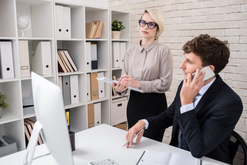 Directeuren Bezig het Werken in Bureau royalty-vrije stock afbeelding Directeuren Bezig het Werken in Bureau royalty-vrije stock afbeelding