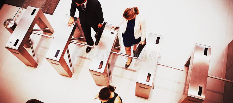 Directeuren die door turnstile poort overgaan stock afbeeldingen Directeuren die door turnstile poort overgaan stock afbeeldingen