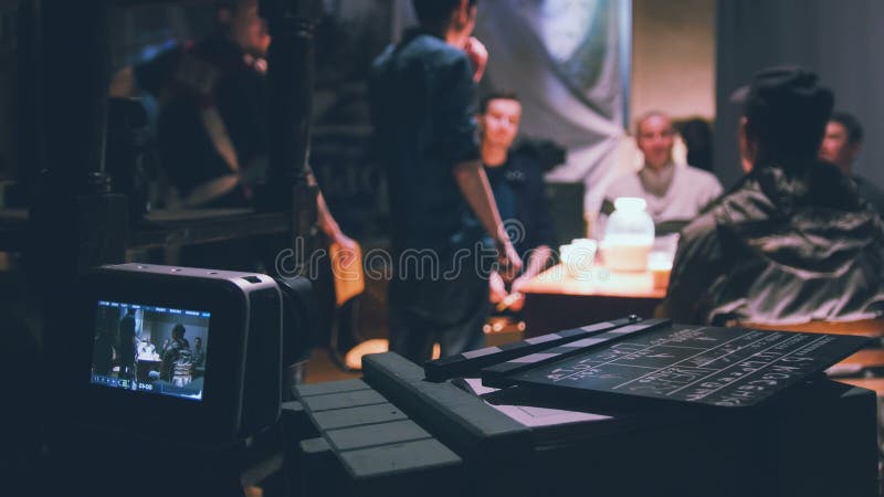 Director, cinematógrafo y actores trabajando en el cine - sistema de la película fotos de archivo Director, cinematógrafo y actores trabajando en el cine - sistema de la película fotos de archivo