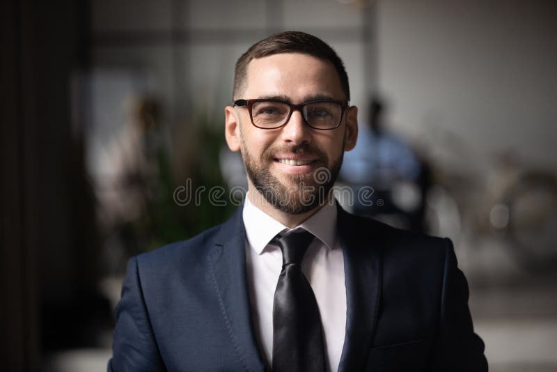 Director de afaceri zâmbitor care se uită la cameră în portretul firmei de birou stock photo
