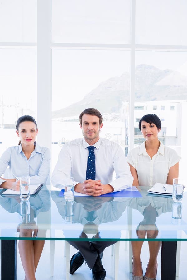 Directori tineri, bine îmbrăcați, care stau la birou stock images