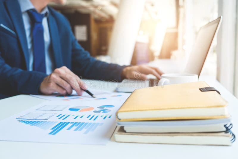 Diretor empresarial novo que trabalha com projeto startup novo discuta foto de stock Diretor empresarial novo que trabalha com projeto startup novo discuta foto de stock