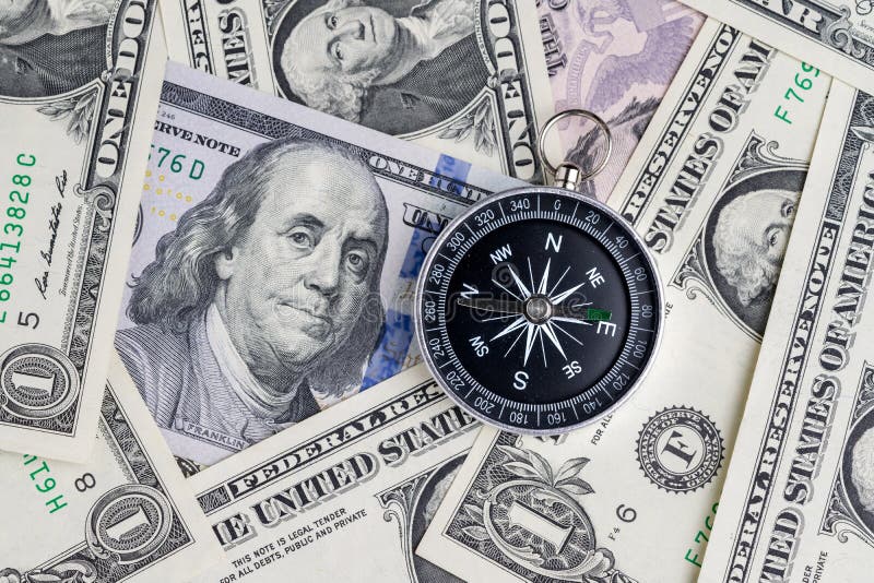 Direzione del concetto finanziario degli Stati Uniti, bussola sulla bambola degli Stati Uniti fotografia stock Direzione del concetto finanziario degli Stati Uniti, bussola sulla bambola degli Stati Uniti fotografia stock