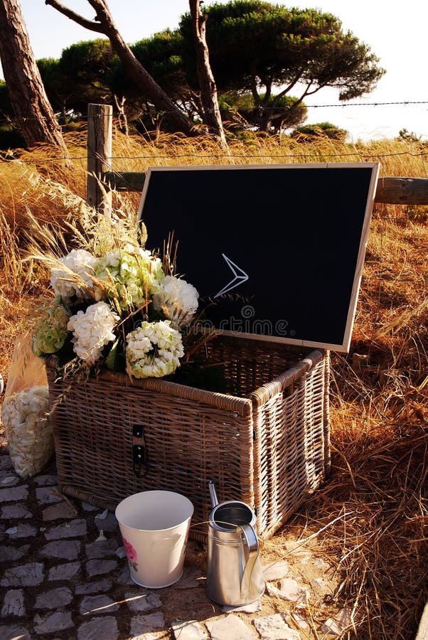 Direzione - insieme romantico rustico di estate, segno nero del bordo immagini stock Direzione - insieme romantico rustico di estate, segno nero del bordo immagini stock
