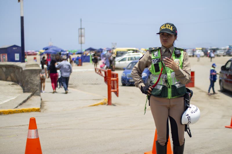 Dirigeant péruvien féminin de la police de la circulation chez Costa Verde images stock Dirigeant péruvien féminin de la police de la circulation chez Costa Verde images stock